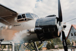 Antonov im Garten – Flugzeug-Ferienwohnung